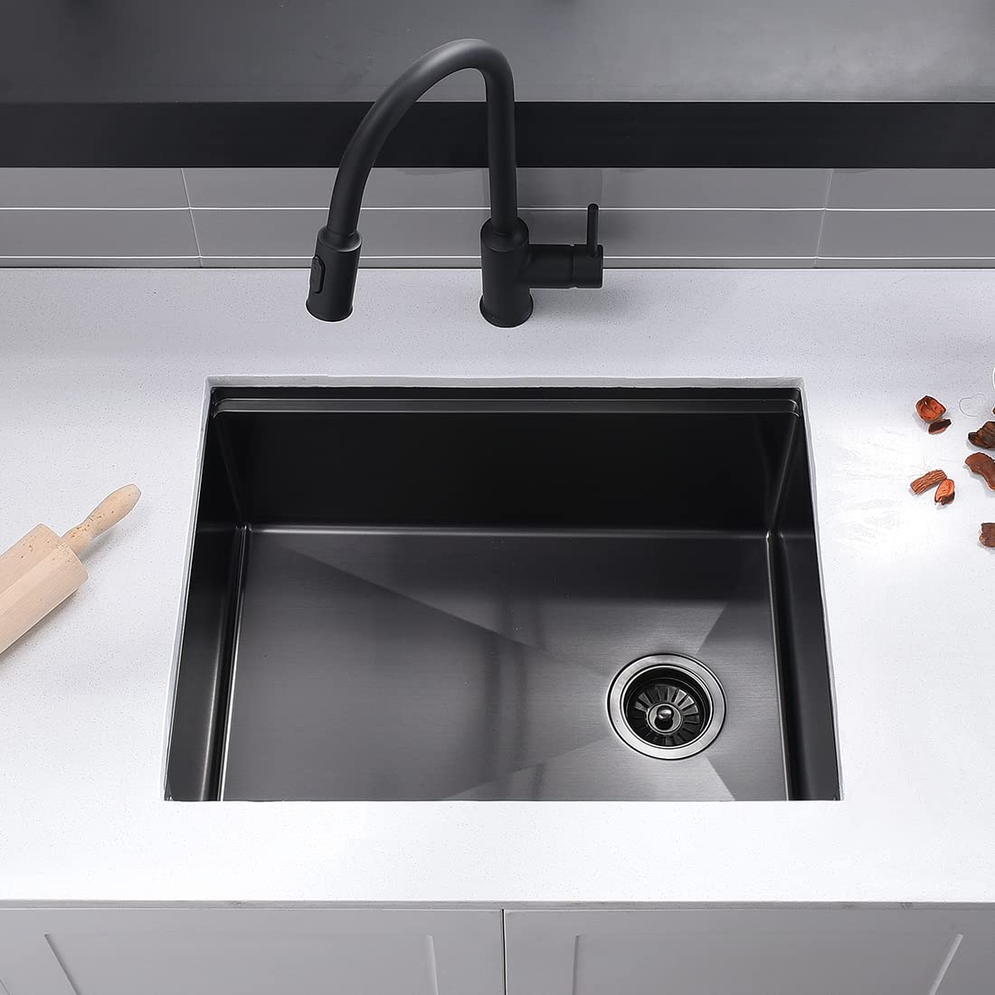 23 Inch Black Stainless Steel Kitchen Sink Workstation Undermount Kitchen Sink With Offset Drain Washbasin 23 Inch Black Stainless Steel Kitchen Sink 23 Zoll schwarze Edelstahl-Küchenspüle, Unterbauspüle mit seitlich versetztem Abfluss, Waschbecken