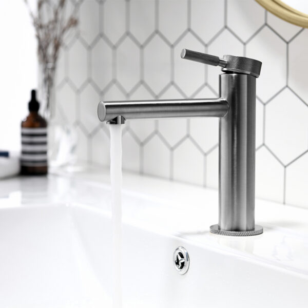 Modern Basin Mixer Faucet Brass Single Hole Gun Metal Wash Basin Faucet Deck Mounted Bathroom Sink Faucet